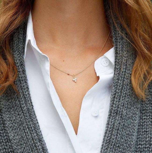 ro copenhagen 18 karat frid diamant 0,18 karat hänge visat på halsen i guld med diamant, elegant och diskret modell111614-2