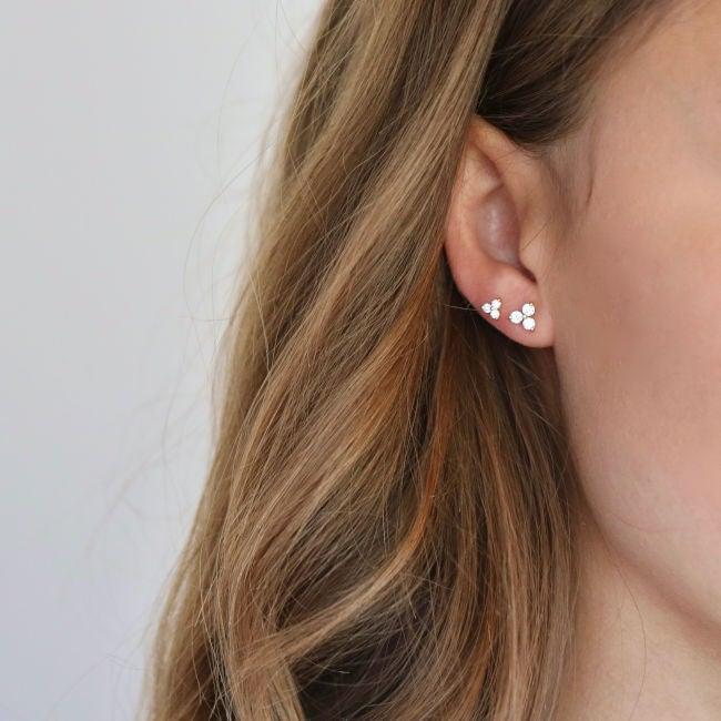 ro copenhagen 18kt roliga diamantörhängen visas bära på örat, elegant design i guld med små diamanter. Modell 119280-2