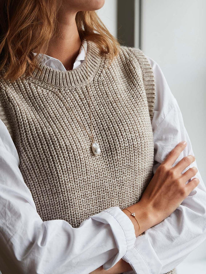 RO Copenhagen 18kt Fryd Pearl med diamantsmycken bärs av kvinnor, elegant och diskret, modell 106587-2.