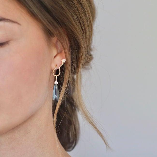 Ro Copenhagen 18kt Fryd Wave diamantörhängen visar elegant guldörhänge med diamanter på örat, modell 108105-2.