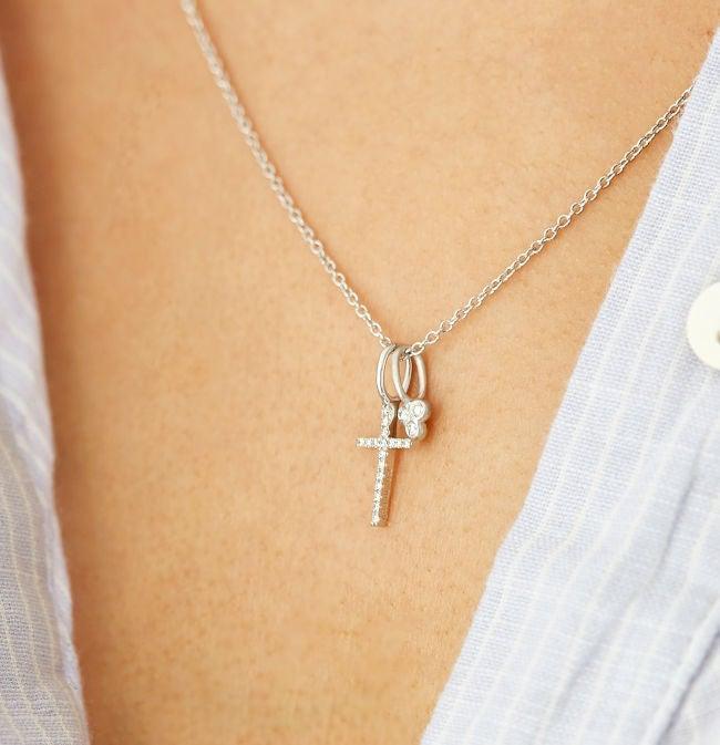 Ro Copenhagen 18kt Orbit Dot Diamond Pendel vitguld på halsen, elegant och tidlös, modell 100150-2.