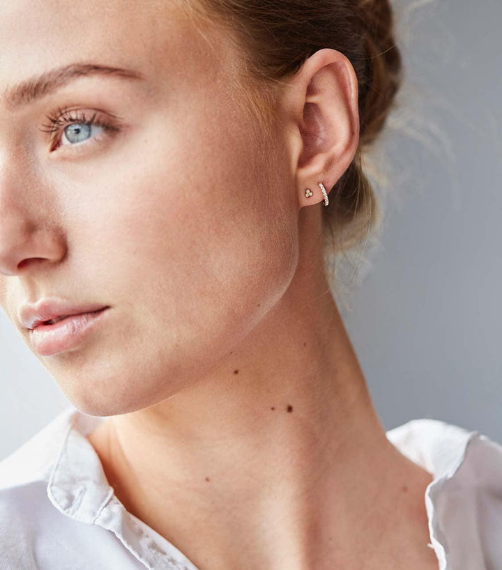 ro copenhagen 18kt orbit dot orestik vitguld visad på örat i profil, elegant detalj, modell 119164-2