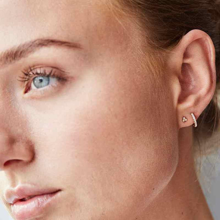 Ro Copenhagen 18kt Rock Classic 10mm Diamond Creole visas i örat, elegant guldörhänge med diamanter. Modell 119248-2