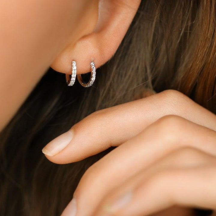 ro copenhagen 18 karat rock klassisk diamant kreol 10 mm vitguld visad i örat, eleganta miniörhängen med diamanter, modell119249