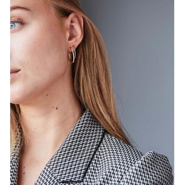 RO Copenhagen 18kt Rock Classic Diamond Creole visas på kvinna med ljust hår, elegant och tidlös look. Modell 119258-2