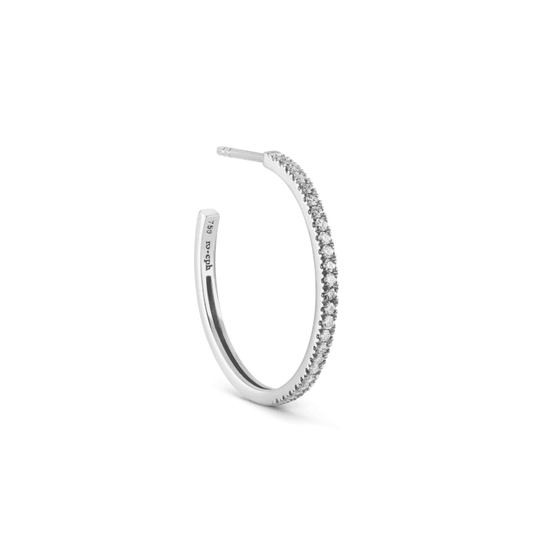 ro copenhagen 18kt rock klassisk diamant kreol vitt guld visar elegant kreol i vitt guld med små briljantslipade diamanter. Modell 119261-1