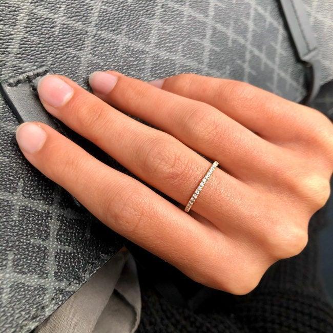 ro copenhagen 18kt rock klassisk diamantring vitguld på ena sidan, elegant och diskret, modell 106254-001