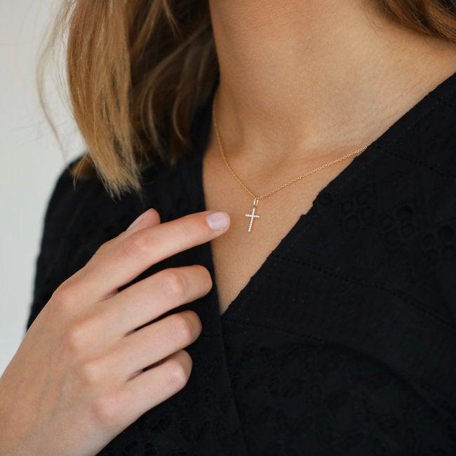 Ro Copenhagen 18kt Rock Classic Cross Diamond Pendant bärs runt halsen, elegant guldhalsband på person. Modell 105692-2