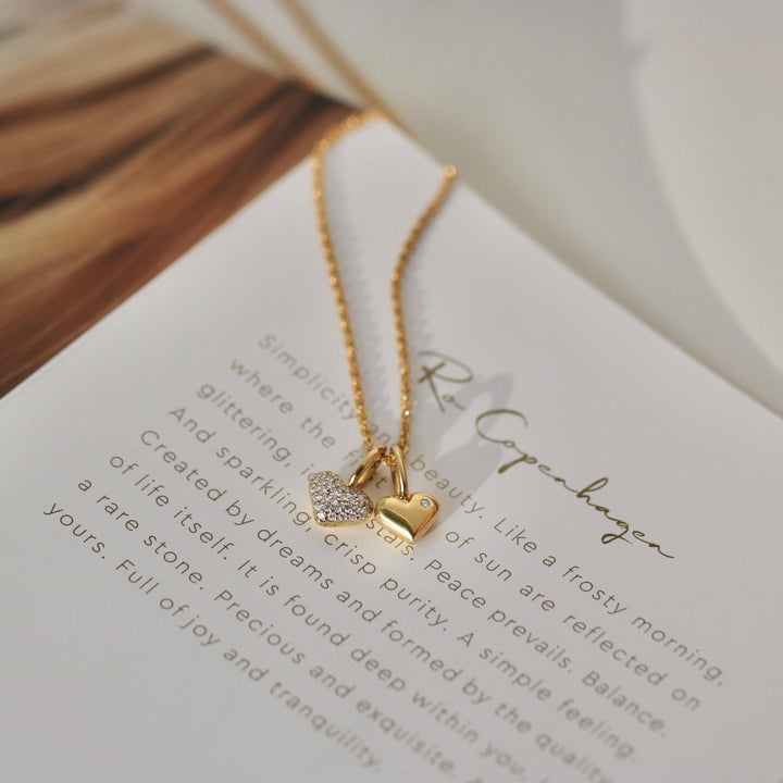 Ro Copenhagen 18kt Rock My Heart Diamond Heart Pendel vitguld sett på kedja, ett hjärta med diamanter, modell 121372-2.