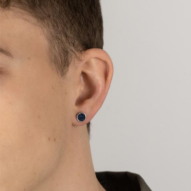 Son till Noa Orestik med sodalit visas i modellens öra, blå sten i enkel metallram. Modell 325184-325184-2