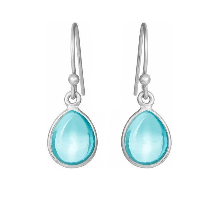 Susanne Friis Bjørner bågeörhängen blå topas visar droppformad design i silver med ljusblå stenar. Modell 5249-1-186-1