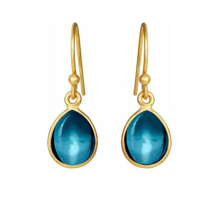 Susanne Friis Bjørner guldpläterade örhängen blå kristall, droppformade med blank finish. Modell 5249-2-174-1