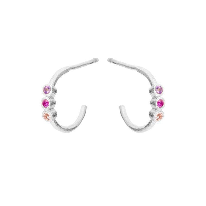 Susanne Friis Bjørner örhängen i silver med färgade zirkoner, svängd design, modell 5647-1-569-1.