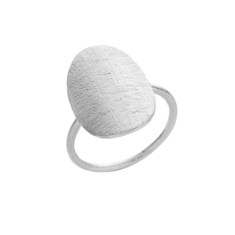 Susanne Friis Bjørner silverring med mattborstad oval topp, elegant och modern. Modell 16971-1697-1-001-1