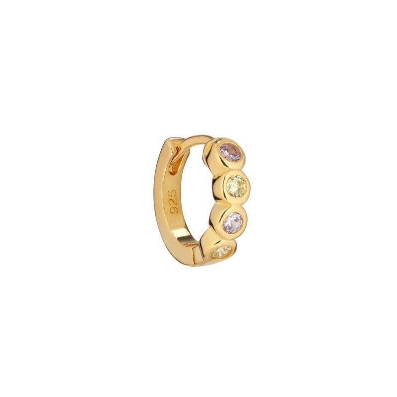 Ellie Huggie Örhänge, en liten guldpläterad båge med färgade stenar, synliga detaljer. Modell SS2118-SS2118-1