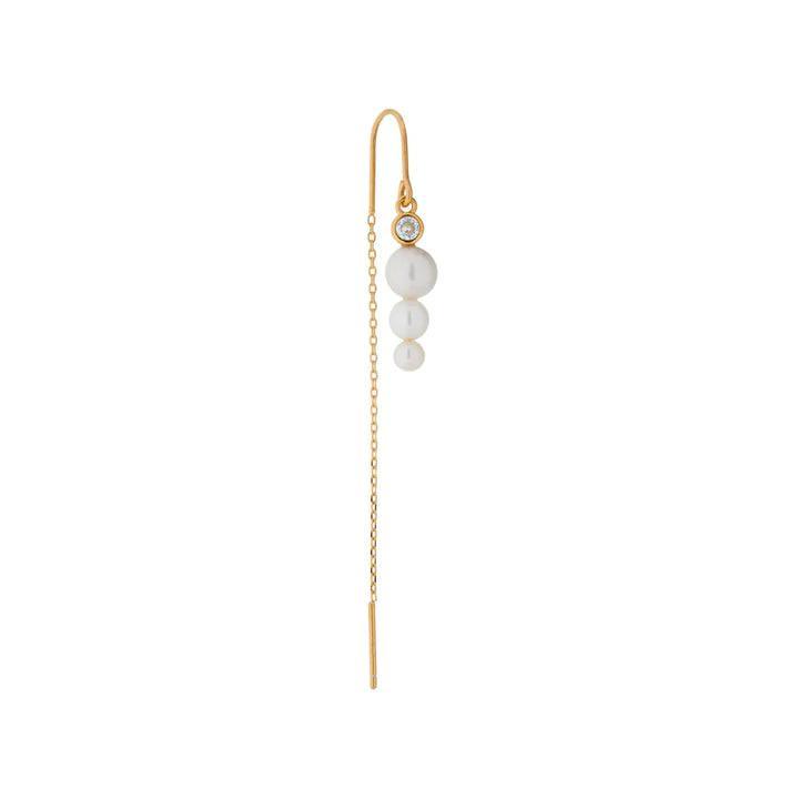 Nuit Hook Threader Chained Earring visar upp en elegant guldpläterad kedja med vita pärlor. Modell SS2220-1.