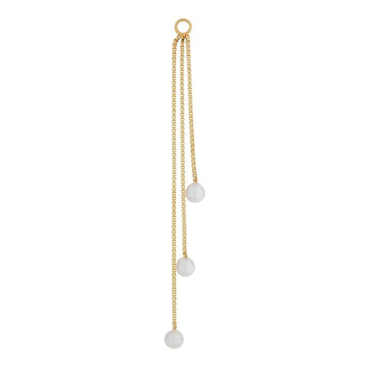 The Earring Shop Tassel Pearl Charm visar ett elegant långt örhänge i guldlook med tre vita pärlor. Modell SS2223-1.