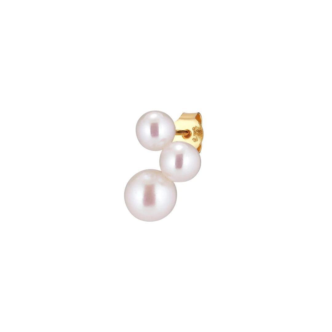 Trois Left Pearl Earring visar ett guldpläterat örhänge med tre vita sötvattenspärlor. Modell FW2124