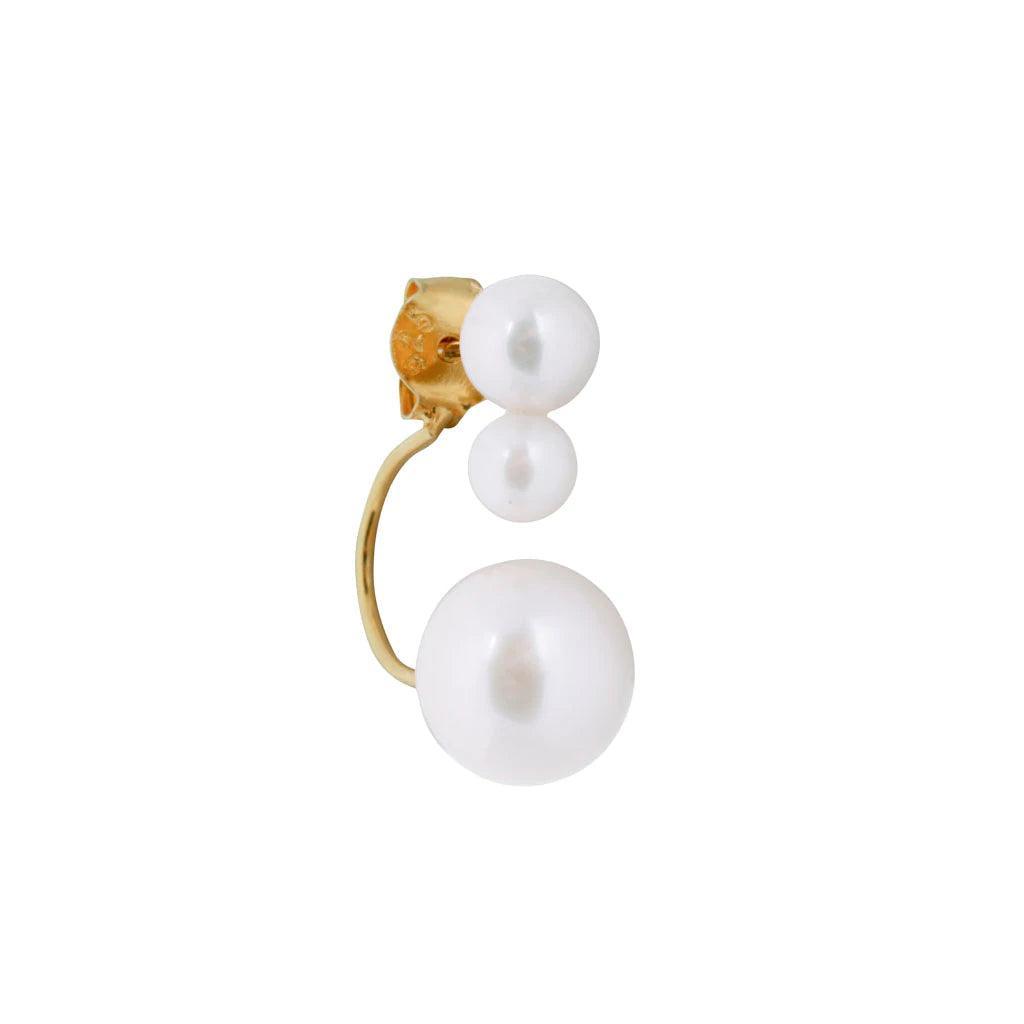 White Moon Earrings visar en elegant guldring designad med tre vita pärlor. Modell SS2203-SS2203-1.