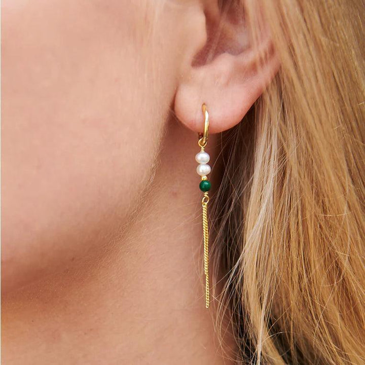 wioga-adona-örhängen-silver-gilt visar ett elegant örhänge i silver-förgylld look med pärlor och gröna detaljer. Modell e-8153-gp