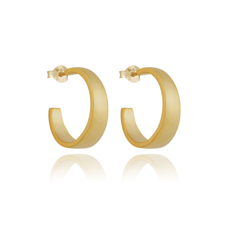 wioga chickie örhängen i en matt guldfärgad finish i en bred kreolmodell. Modell E-1170-GP