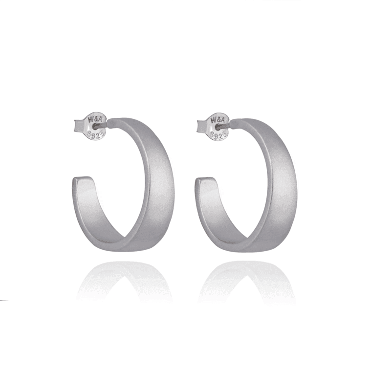 wioga chickie örhängen, matt silver öppna kreolörhängen, framifrån. Modell E-1170-S